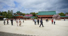 Heian-jingu (Kyoto), vue sur le jardin et les pavillons du sanctuaire au printemps