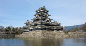 Matsumoto, vue sur le donjon noir et les douves du château