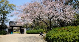 Keitaku-en (Osaka), Petit pont de pierre du jardin japonais