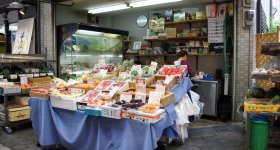 Kuromon Ichiba (Osaka), Spécialités de street food à base de poissons et produits de la mer