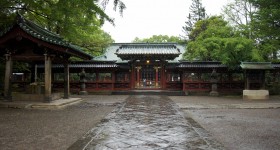 Nezu-jinja (Tokyo), Grand torii à l'entrée principale du sanctuaire