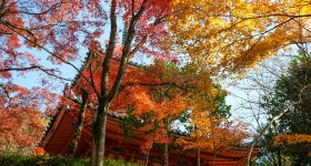 Cloche sous pavillon au Mitaki-dera à Hiroshima