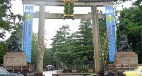 Pruniers et Hall des Trésors Homotsu-den au Kitano Tenmangu en février