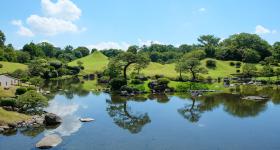 Vue sur le jardin Suizen-ji Joju-en depuis la maison de thé