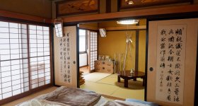 Entrée de maison Enishi avec chien Akita-inu à Kakunodate