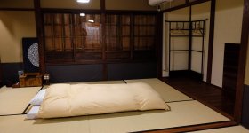 Rez-de-chaussée (salon, salle à manger, cuisine, sdb) de la maison Karigane (Kyoto)