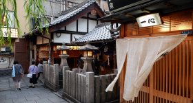Vue du temple Hozen-ji à Hozen-ji Yokocho, Osaka