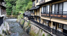 Kurokawa Onsen, vue sur le village thermal en automne et le ryokan Yamabiko