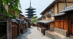 Kinkaku-ji (Kyoto), vue sur le Pavillon d'Or en octobre 2021 (après rénovation de son toit doré) 