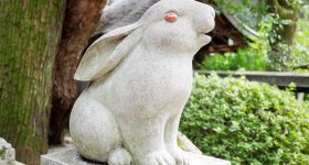 Higashi-Tenno Okazaki-jinja, statue de lapin Koma Usagi et pavillon principal