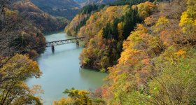 Oku Aizu (Mishima), vue sur le pont n°1 de la rivière Tadami en automne