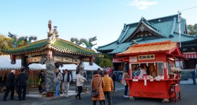 Myoho-ji (Fuji City), allée du temple et stands pendant le festival Bishamonten Taisai