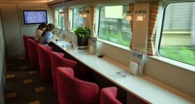 Premium Express Shimakaze, espace de restauration en bas de la voiture-bar