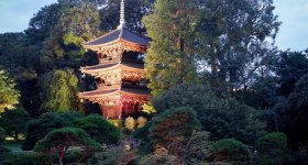 Chinzan-so Teien (Tokyo), pagode à 3 étages à la nuit tombée