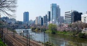 Parc Sotobori (Tokyo), vue sur les anciennes douves et le train JR Chuo en direction d'Iidabashi