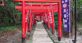 Kumano (Mie), entrée du site Onigajo avec les mascottes démon