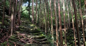 Kumano (Mie), entrée du site Onigajo avec les mascottes démon