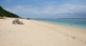Cap Higashi-Hennazaki (Miyako-jima), panorama sur le bras de terre à la pointe sud-est de l'île