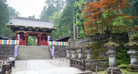 Taiyuin (Nikko), porte Yashamon vue de derrière