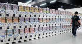 Grand magasin de Gashapon d'Ikebukuro, mur de machines à capsules
