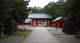 Kumano Hayatama Taisha, porte principale Shinmon et accès à l'enceinte sacrée du sanctuaire