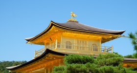 Kinkaku-ji (Kyoto), vue sur le Pavillon d'Or en octobre 2021 (après rénovation de son toit doré)