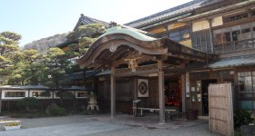 Hinjitsukan (Ise), grande salle Ohiroma avec scène de théâtre Nô et décorations pour Hina Matsuri