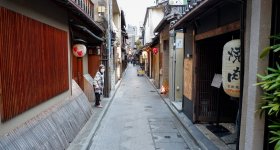 Pontocho (Kyoto), allée rénovée en 2021 (fils électriques enterrés et revêtement pavé)