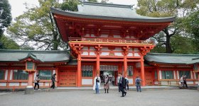 Hikawa-jinja (Saitama), esplanade principale avec les pavillons Maiden et Haiden