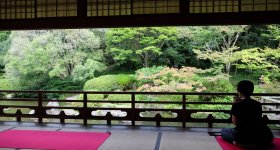 Parc Yusentei (Fukuoka), vue sur le grand salon de thé et l'étang du jardin