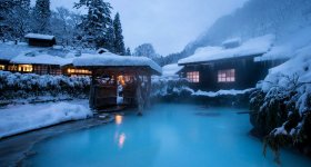 Tsuru-no-yu Onsen (Akita), bassin commun Konyoku en plein air (photo officielle)