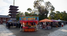Marché aux antiquités de Shitenno-ji (Osaka), stands et vue sur la pagode du temple