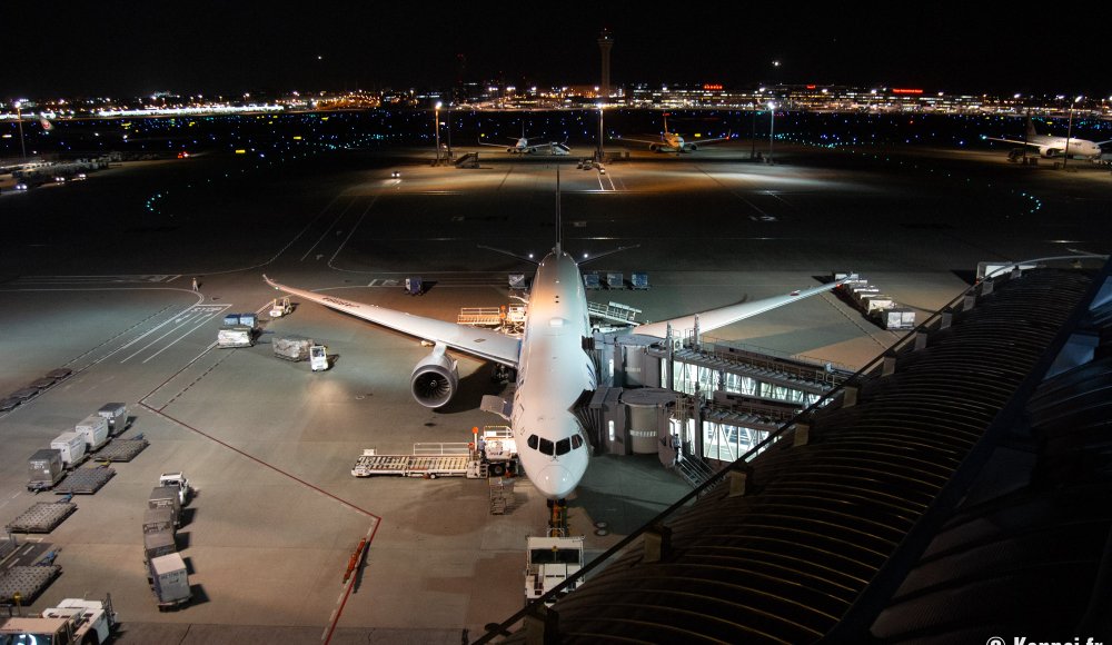 A&eacute;roport de Haneda (Tokyo), Vue nocturne sur les avions et le tarmac