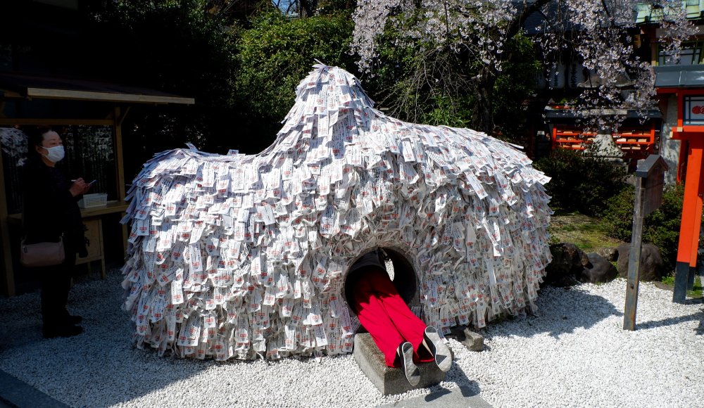 Yasui Kompiragu (Kyoto), Rocher Enkiri enmusubi ishi couvert de talismans