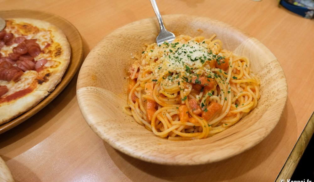 Saizeriya Ikebukuro 60F Dori No.2 (Higashi-Ikebukuro, Tokyo), plats de spaghetti &agrave; la tomate et pancetta et pizza &agrave; la saucisse 