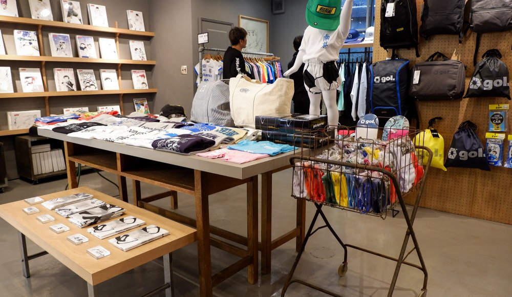 gol. STORE TSUBASA Kichijoji (Tokyo), aper&ccedil;u de la boutique de v&ecirc;tements de football