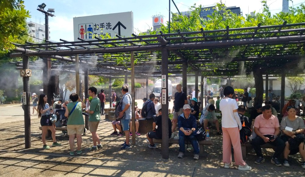 Chaleur en &eacute;t&eacute; au Japon, brumisateurs au sein d'une aire de repos &agrave; Asakusa &agrave; Tokyo