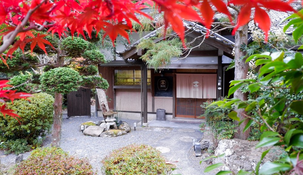 Ebisuya (Minobu), Vue sur l'entr&eacute;e de la maison traditionnelle Ebisuya en automne