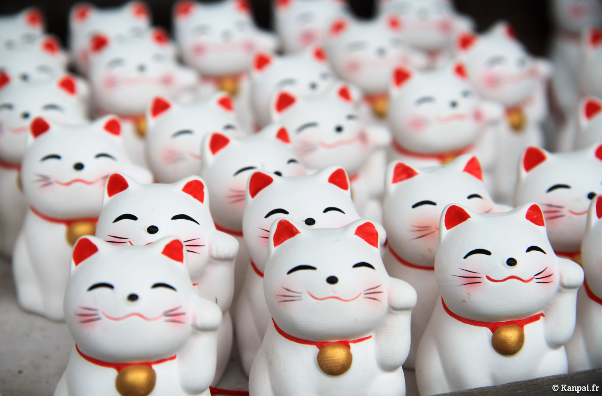 Un chat japonais, symbole de joie et de richesse, appelé maneki neko