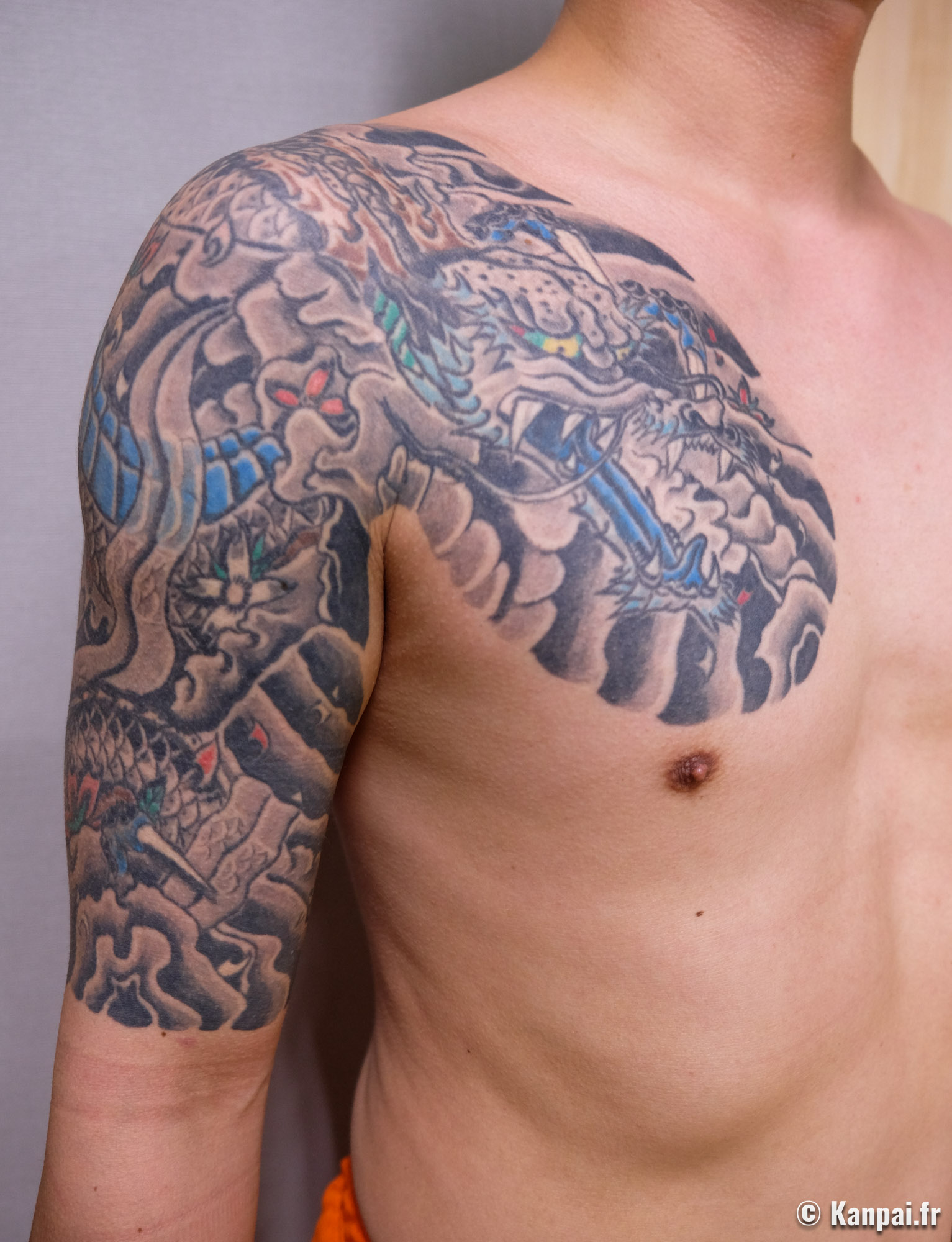 Fond Homme Musclé Avec Un Tatouage De Bras Posant Dans La Salle De
